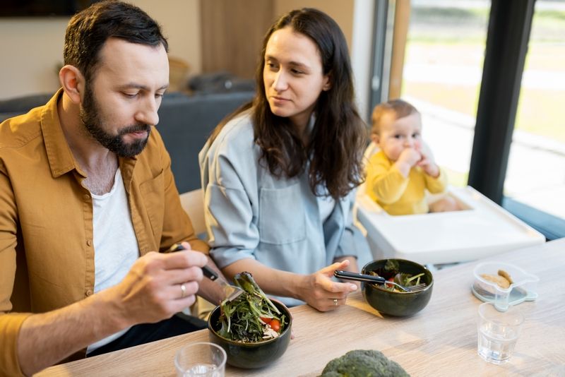 Famille avec bébé pendant un repas