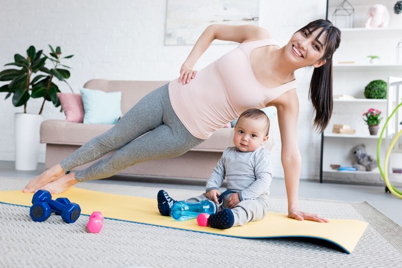 Jeune mère faisant du sport après sa grossesse