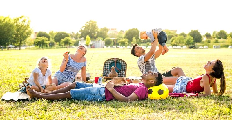Familles jouant ensemble avec leurs enfants